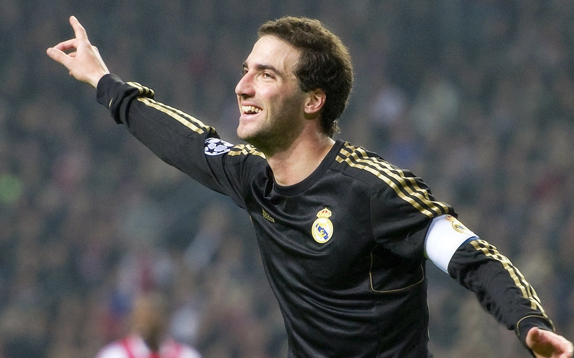 中国足球比赛场面纷争不断,球员表现抢眼,中国足球比赛怎么样了